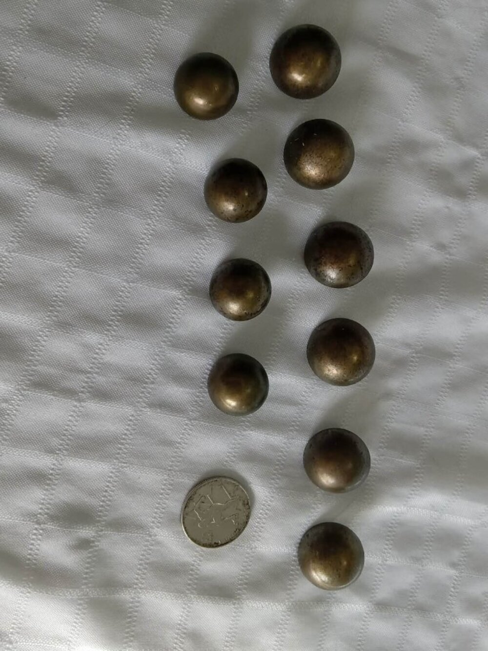 Set of 10 bronze-effect acrylic buttons, two sizes